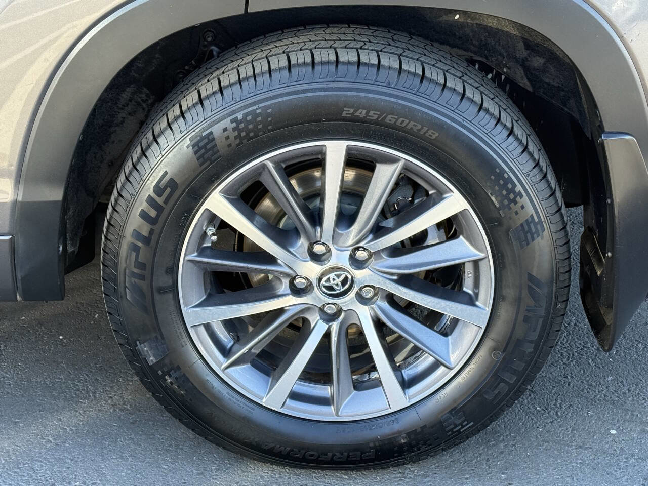 Used 2017 Toyota Highlander XLE image 16