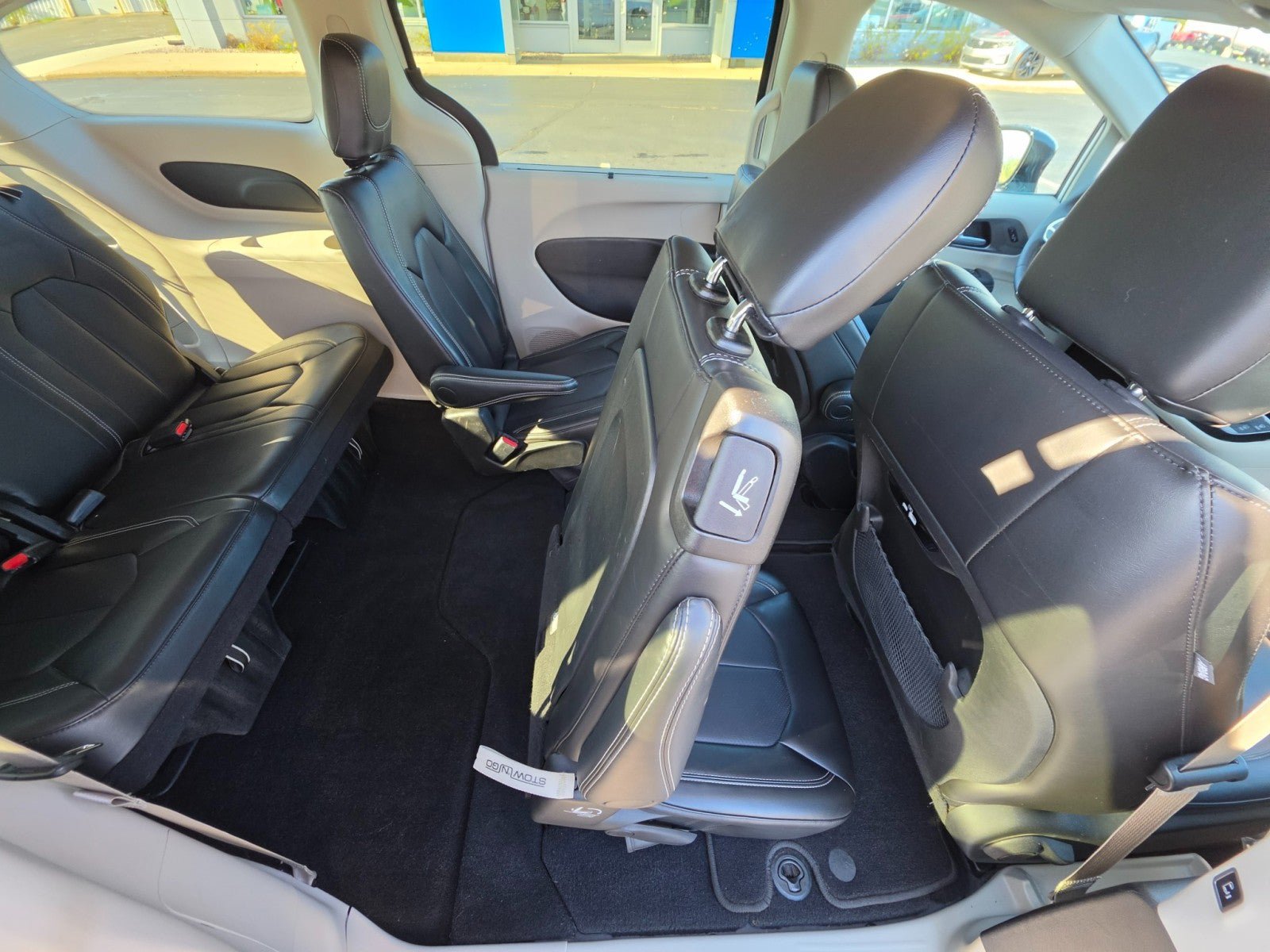 Used 2024 Chrysler Pacifica Touring-L FWD image 18