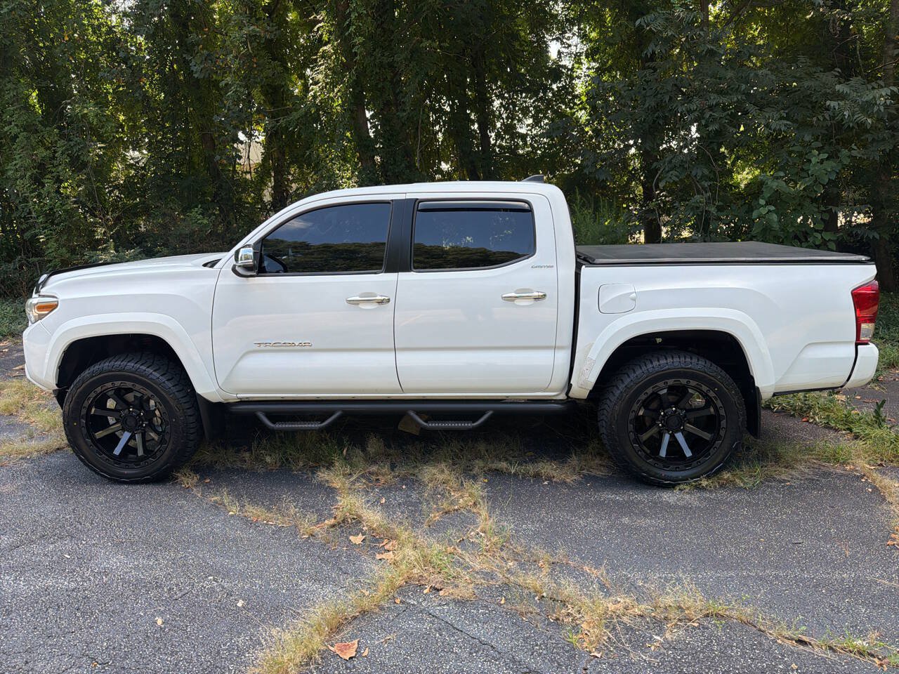 Used 2016 Toyota Tacoma Limited w/ Towing Package AWD/4WD image 3