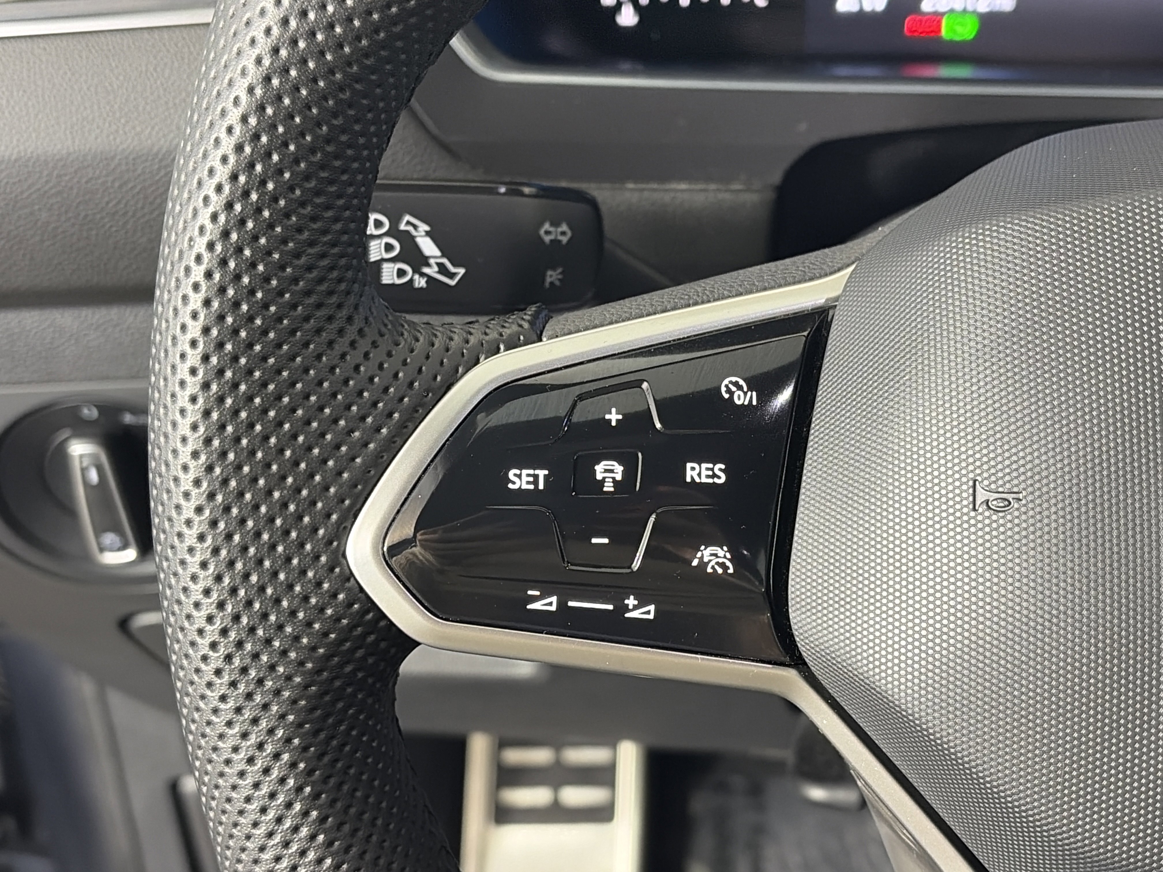 Used 2022 Volkswagen Tiguan SE R-Line image 29