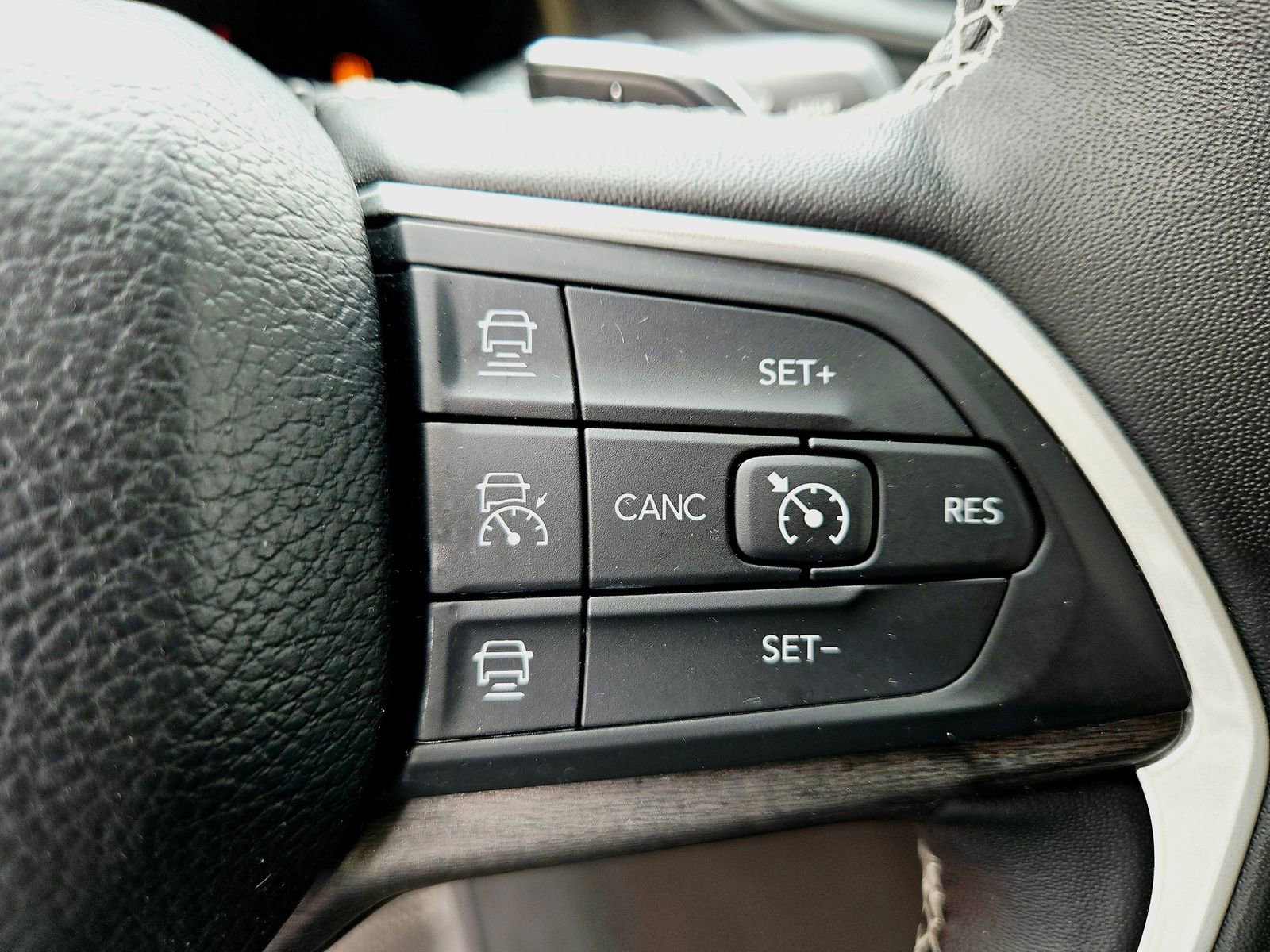 Used 2022 Jeep Grand Cherokee L Limited AWD/4WD image 12