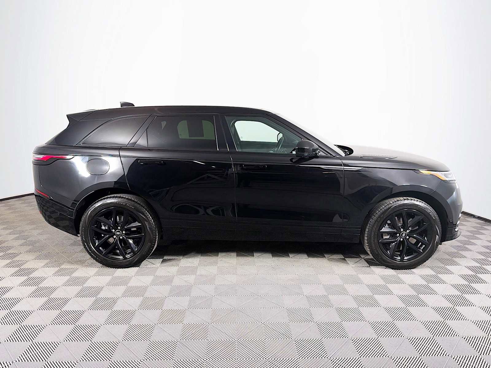 Used 2026 Land Rover Range Rover Velar Dynamic SE AWD/4WD image 4