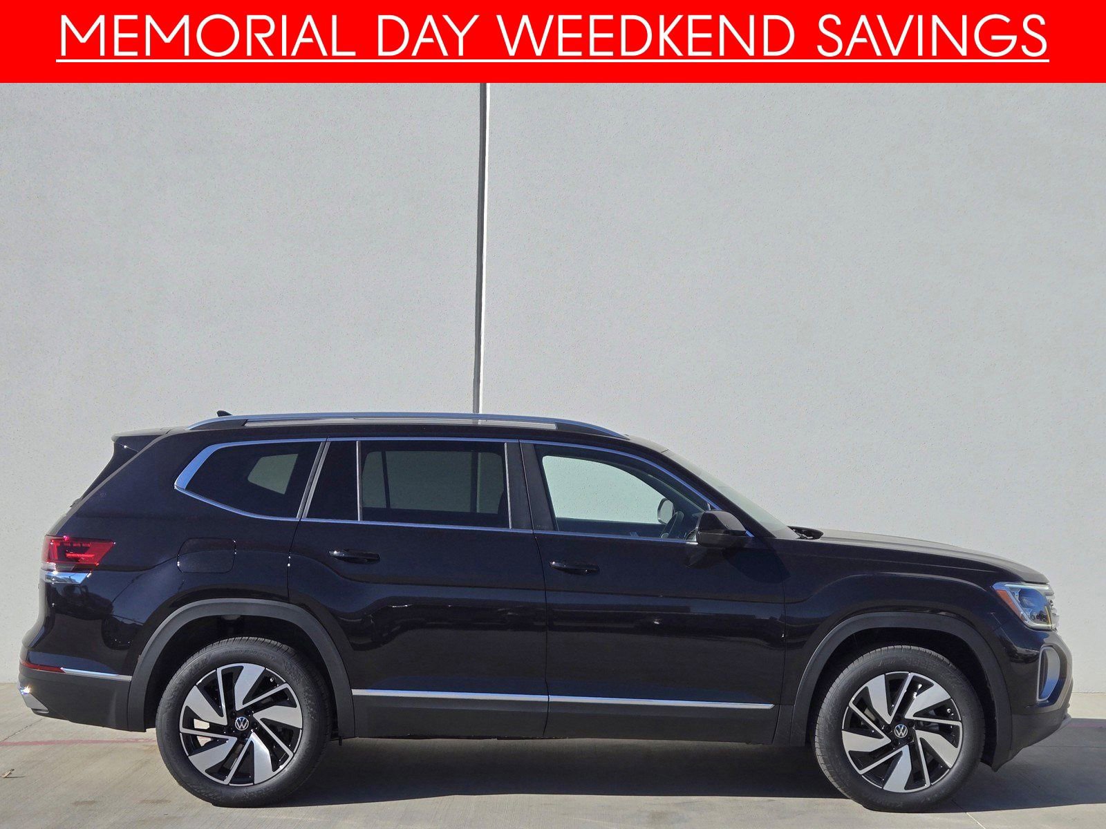 Used 2025 Volkswagen Atlas SEL AWD/4WD image 3