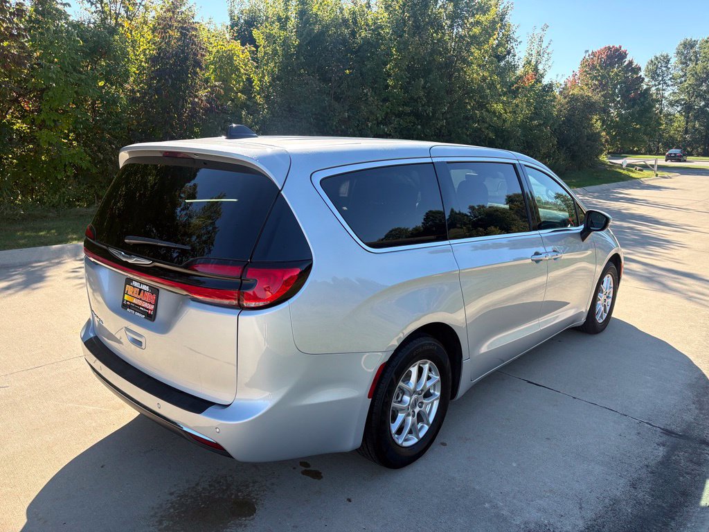 Used 2023 Chrysler Pacifica Touring FWD image 9