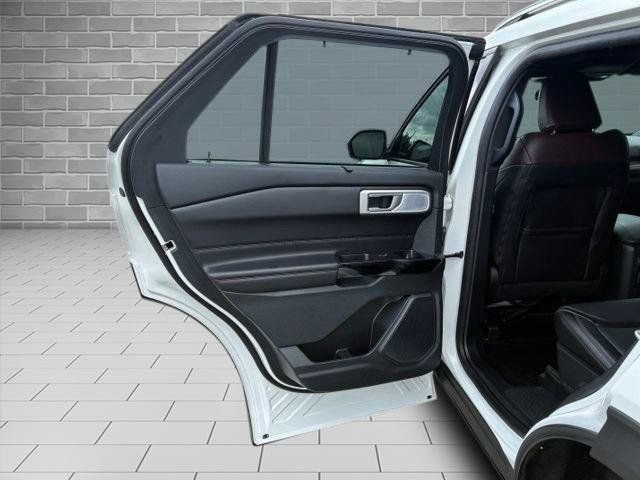 Certified 2023 Ford Explorer Platinum w/ Technology Package AWD/4WD image 9