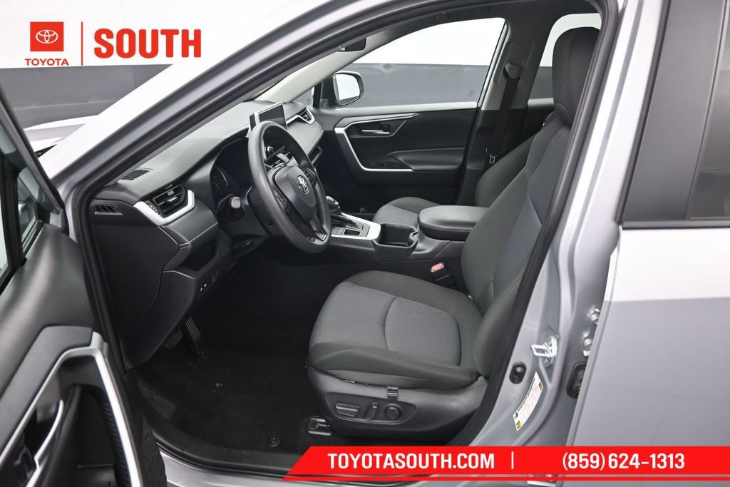 Used 2025 Toyota RAV4 XLE AWD/4WD image 9