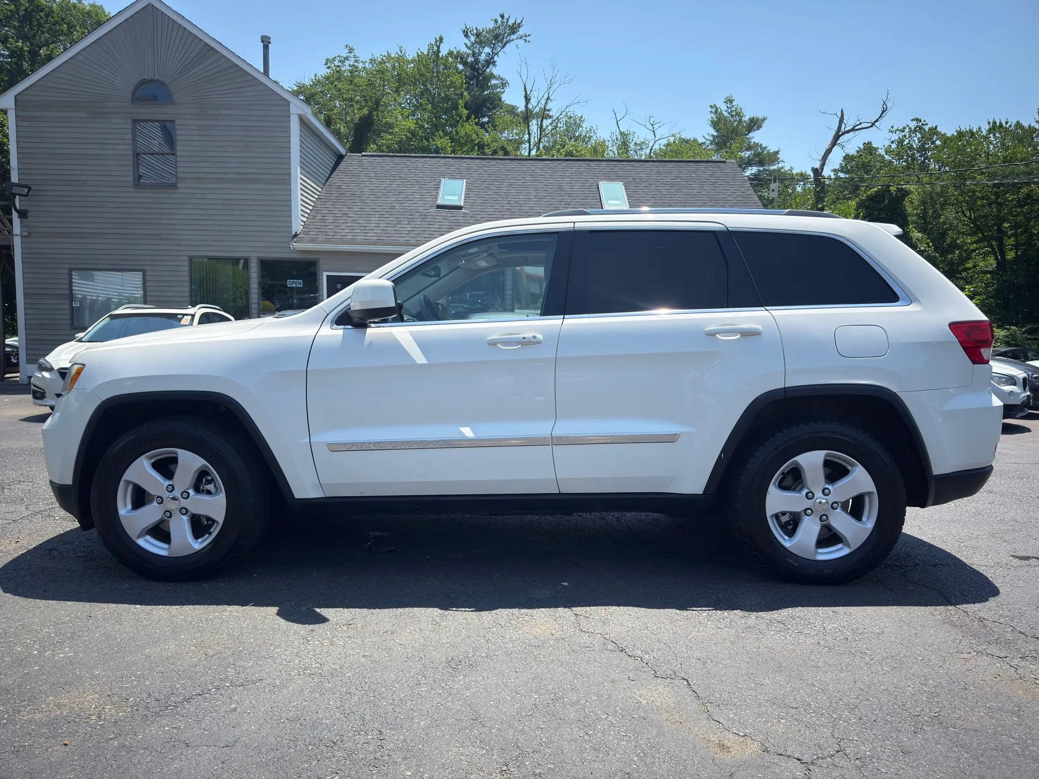 Used 2011 Jeep Grand Cherokee Laredo AWD/4WD image 4