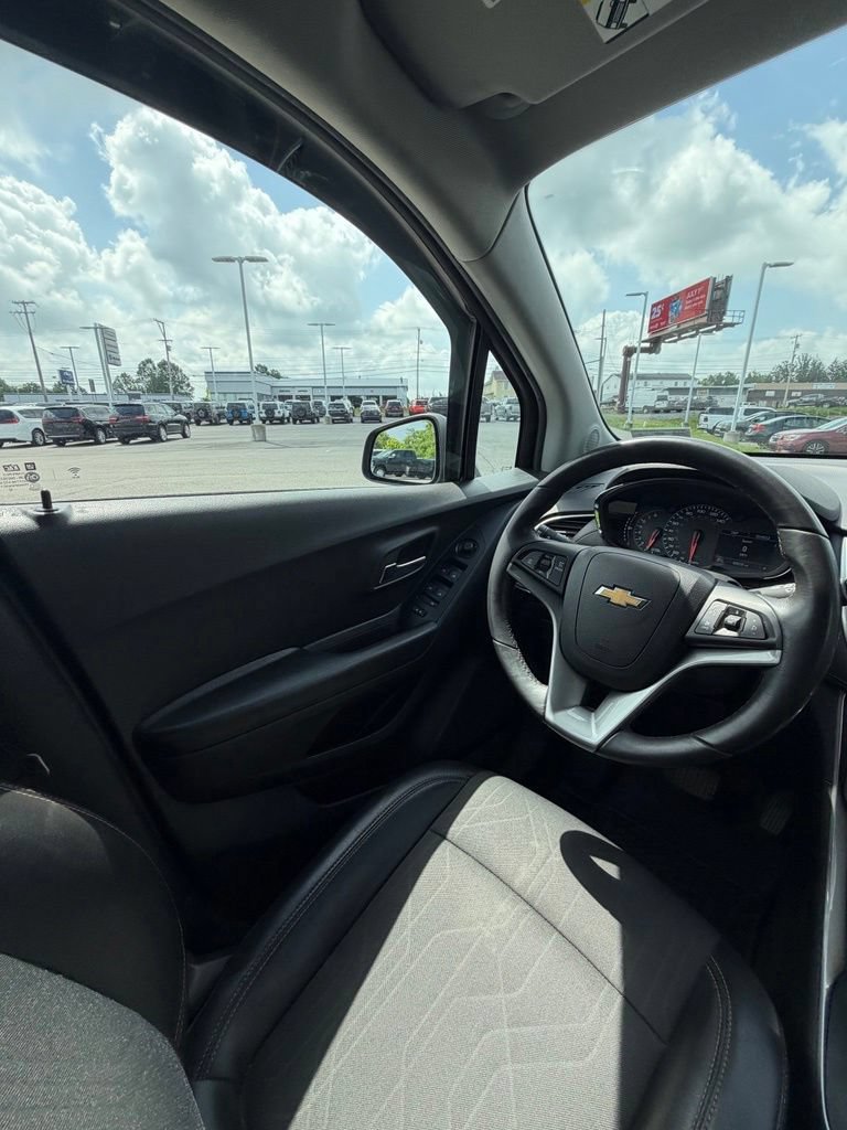 Used 2022 Chevrolet Trax LT w/ LT Convenience Package AWD/4WD image 14