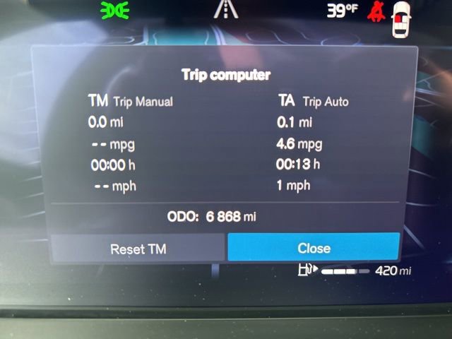 Certified 2025 Volvo XC40 B5 Plus AWD/4WD image 21