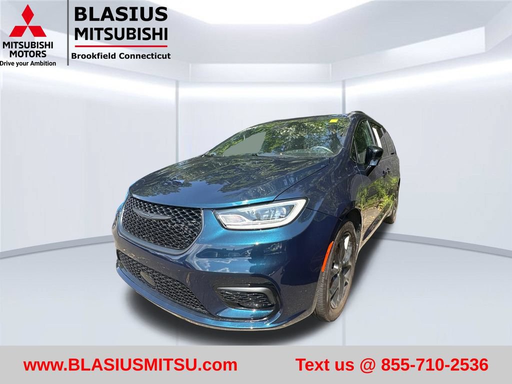 Used 2023 Chrysler Pacifica Limited w/ S Appearance Package FWD image 3