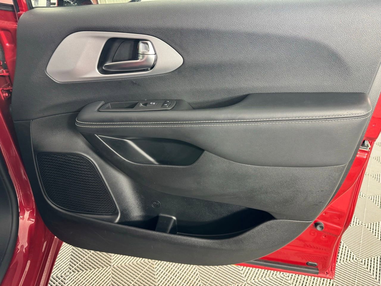 Used 2025 Chrysler Pacifica Limited image 31