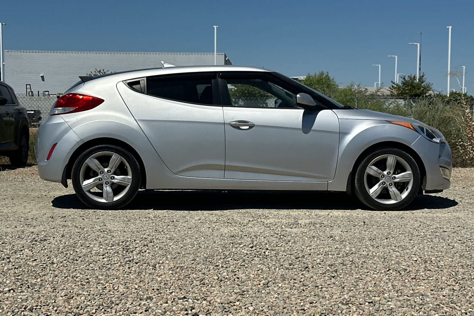 Used 2015 Hyundai Veloster FWD image 9