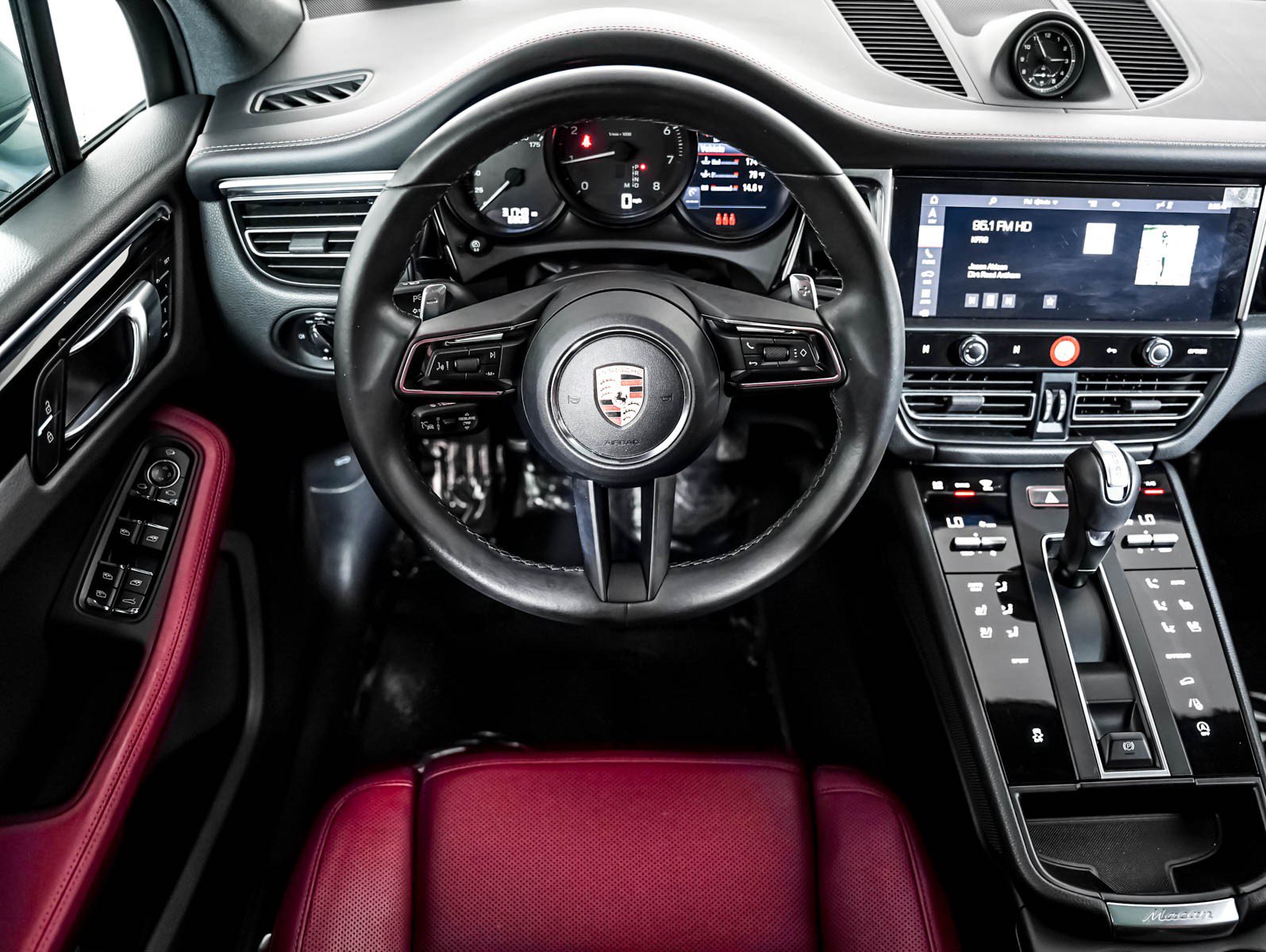 Certified 2023 Porsche Macan AWD/4WD image 16