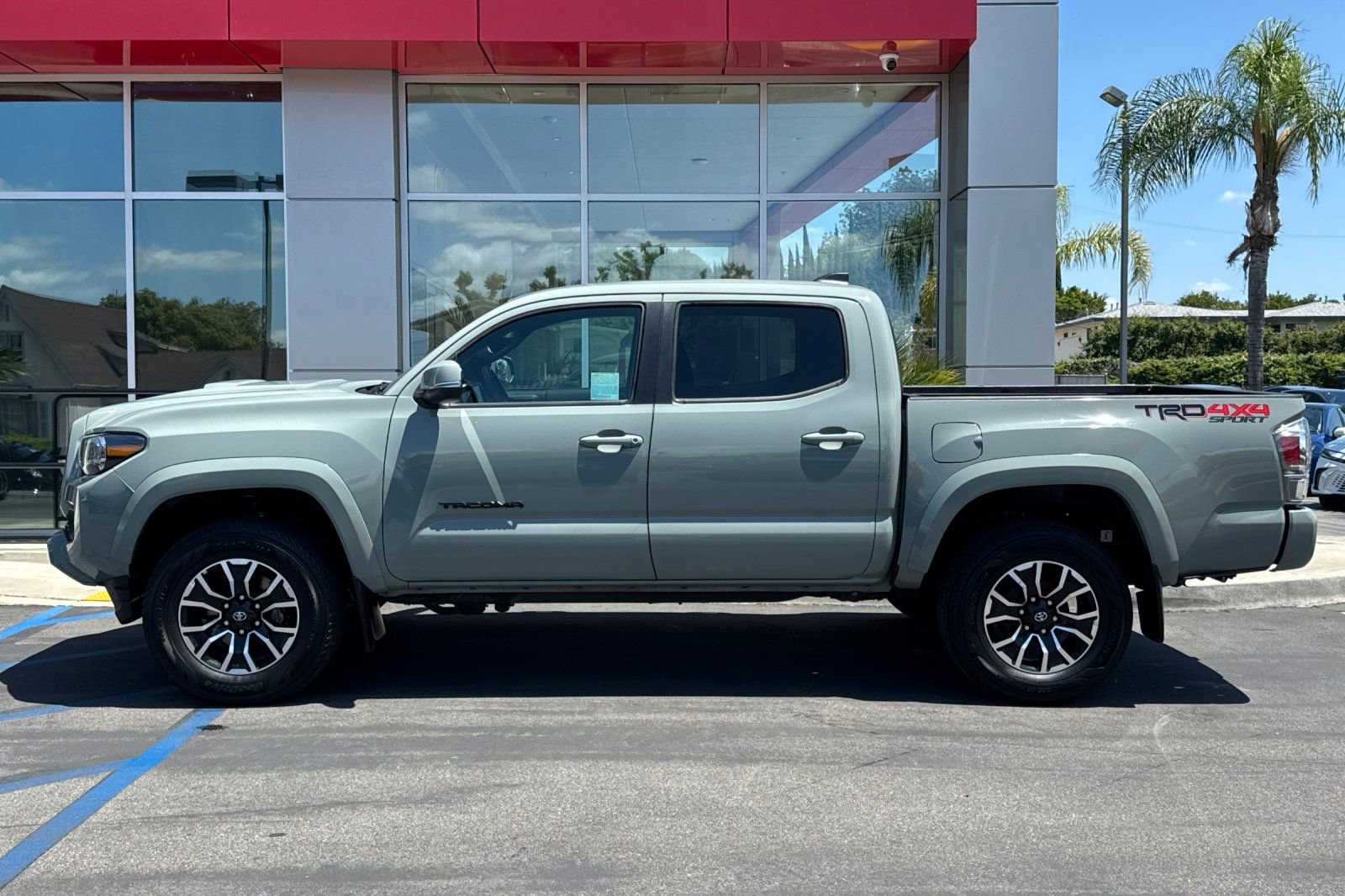 Used 2023 Toyota Tacoma TRD Sport w/ Black Out Package (TMS) AWD/4WD image 9