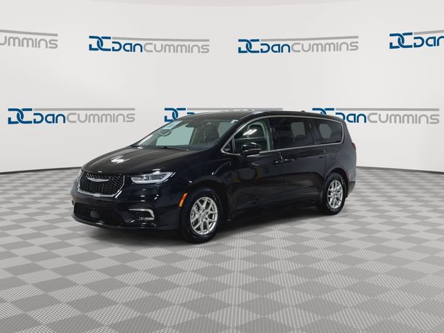 Used 2024 Chrysler Pacifica Touring-L FWD image 4