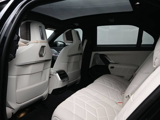 Used 2023 BMW 760i xDrive w/ Executive Package AWD/4WD image 22