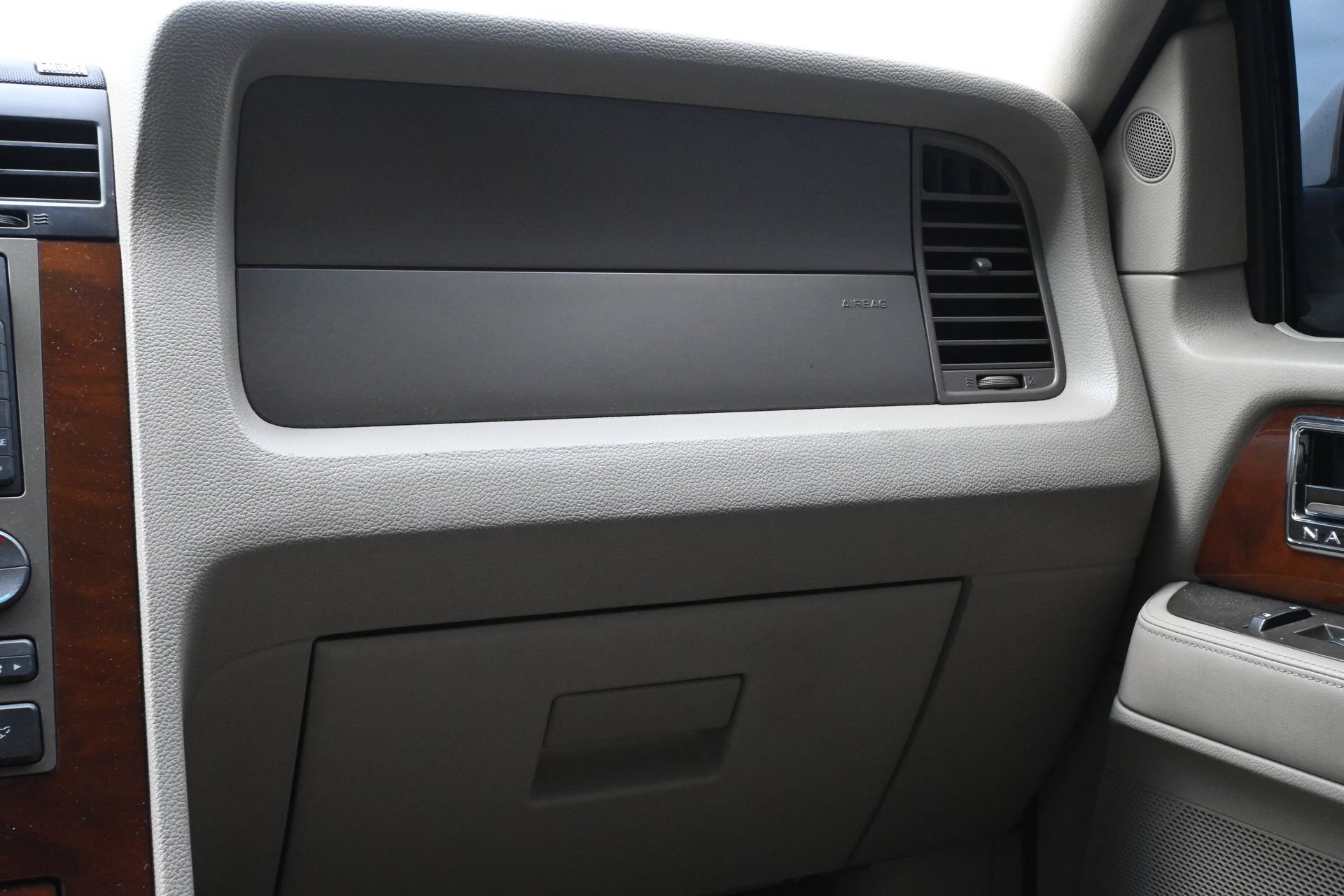 Used 2013 Lincoln Navigator 2WD w/ HD Trailer Tow Pkg image 9
