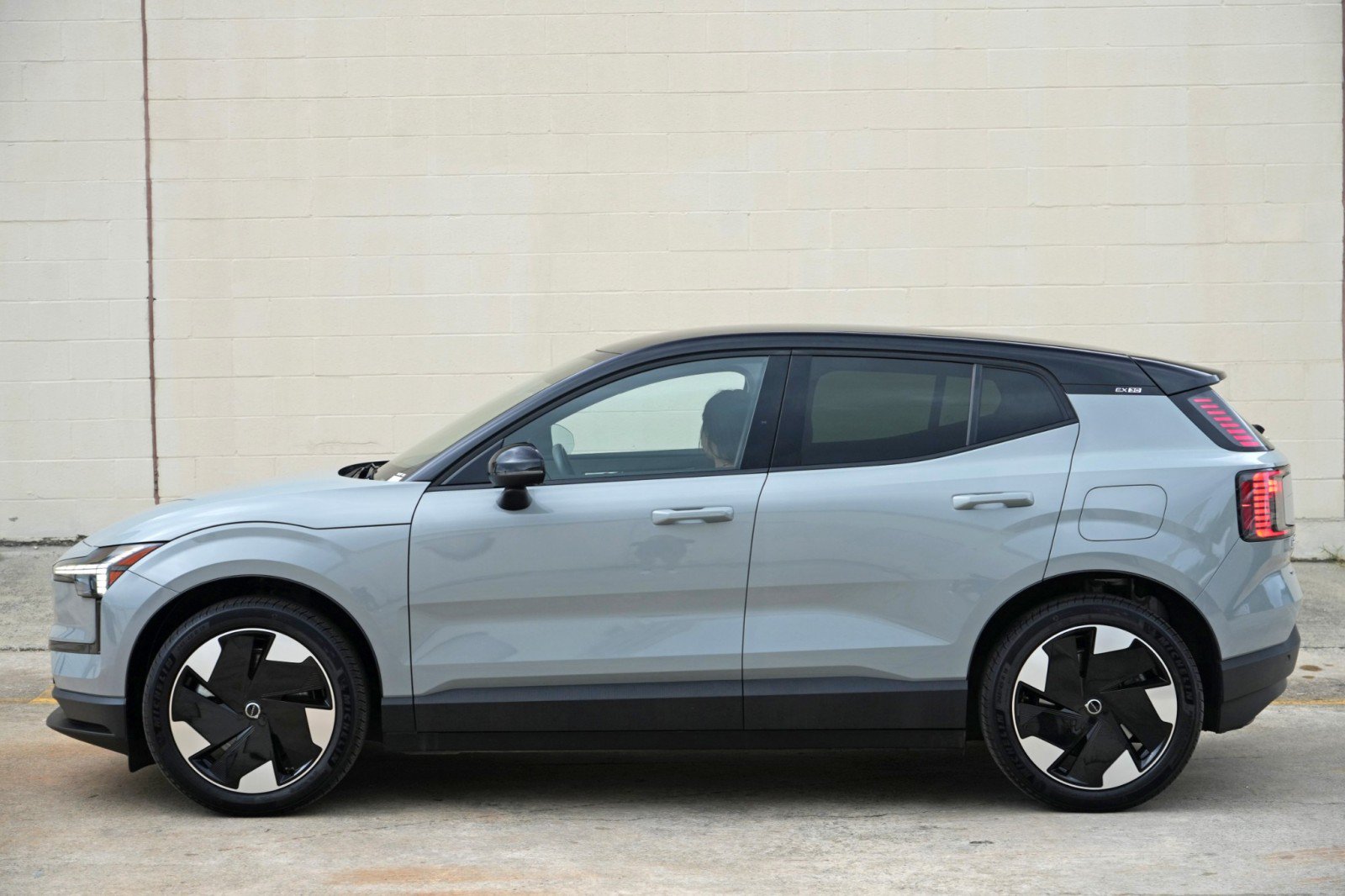 Used 2025 Volvo EX30 Plus AWD/4WD image 43