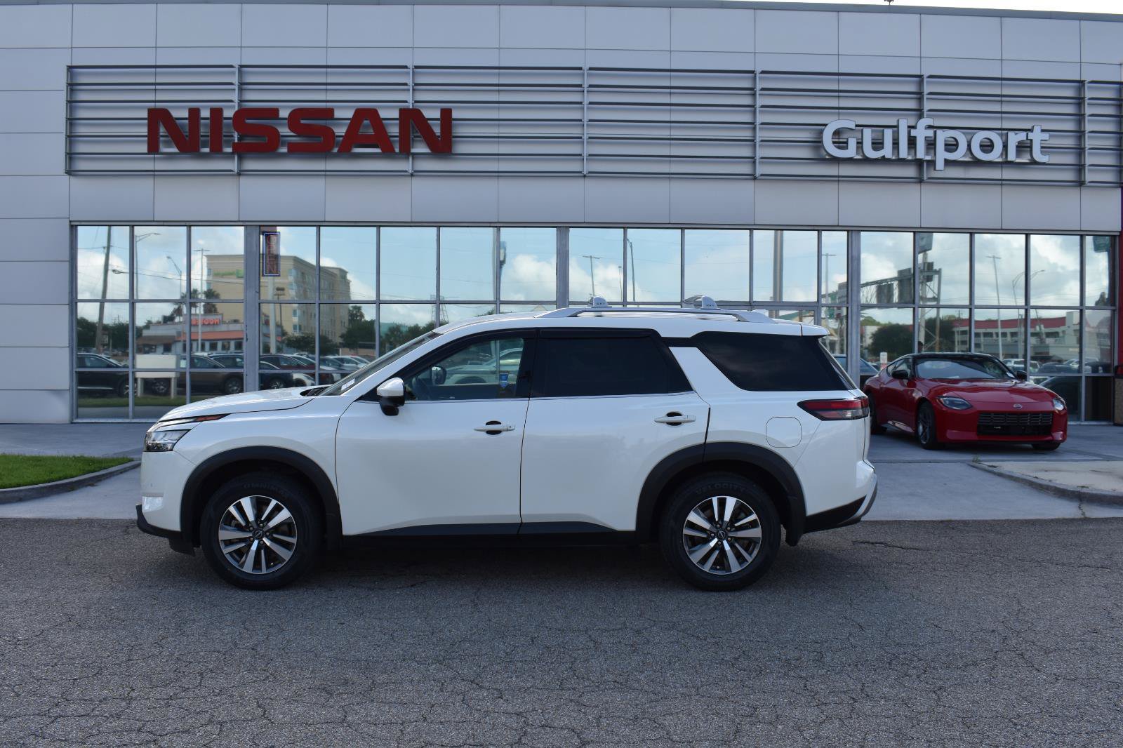 Used 2024 Nissan Pathfinder SL FWD image 3