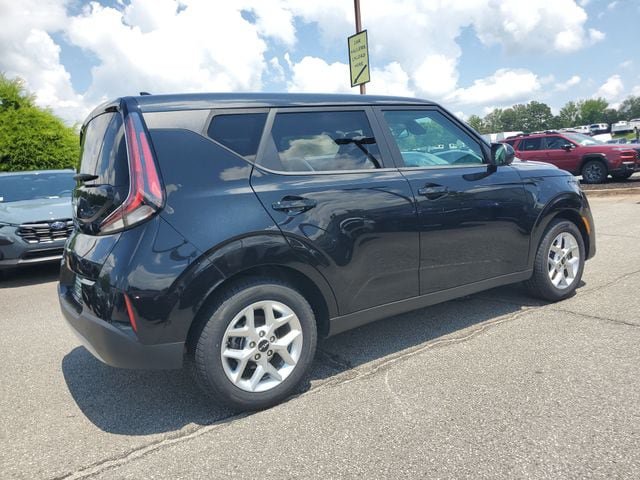 Used 2023 Kia Soul LX w/ LX Technology Package FWD image 6