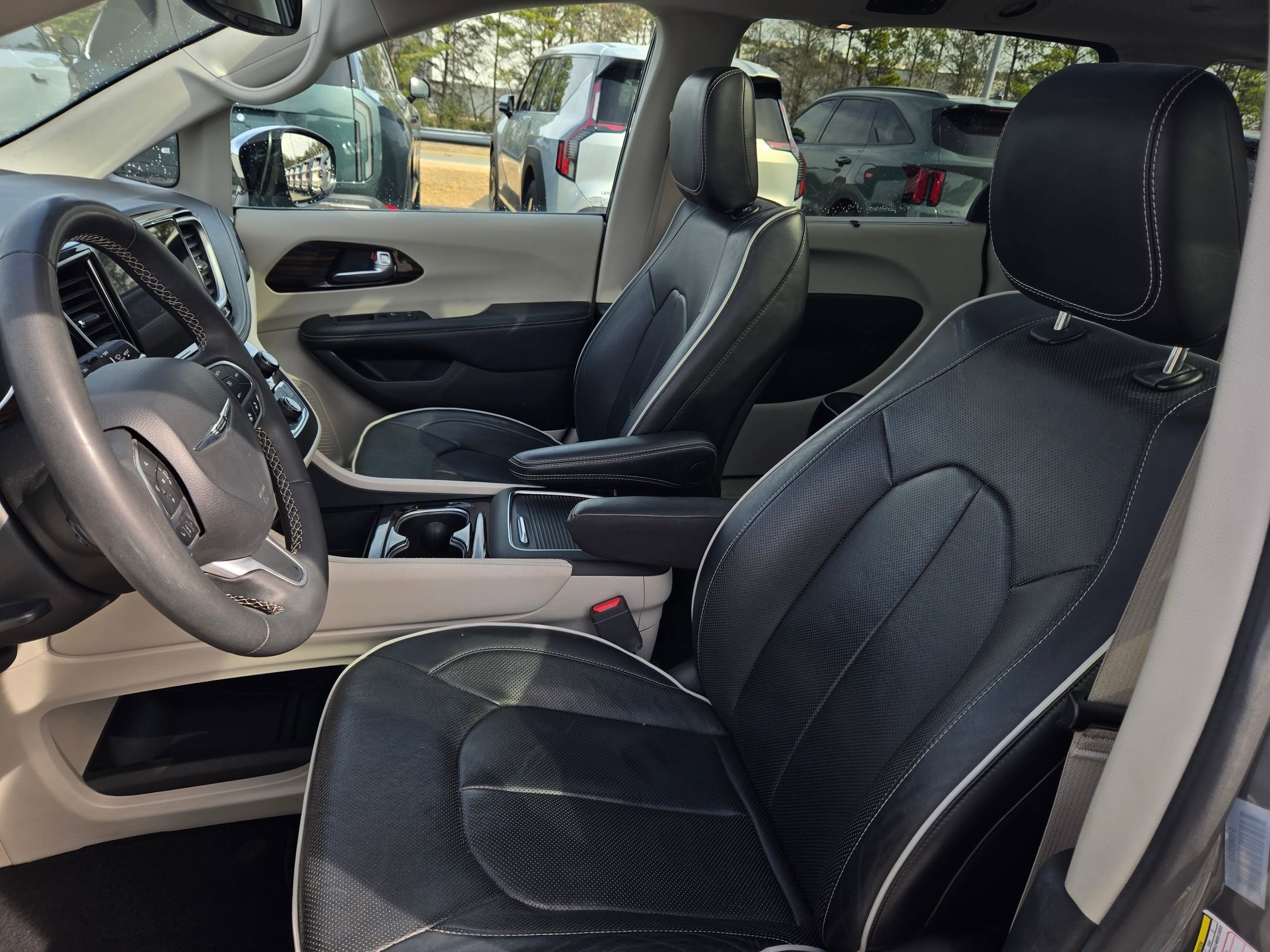 Used 2023 Chrysler Pacifica Limited image 22