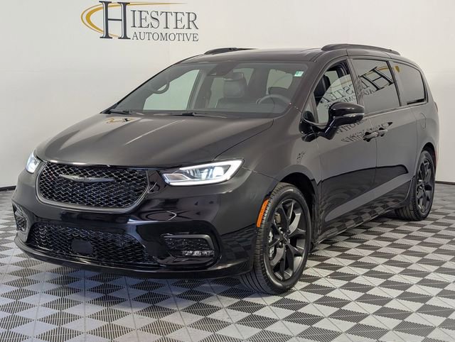 Certified 2024 Chrysler Pacifica Limited w/ Uconnect Theater Family Group image 4