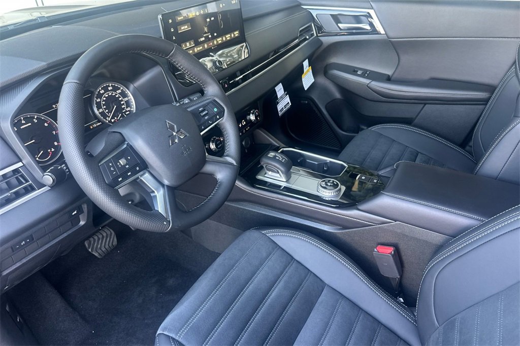New 2025 Mitsubishi Outlander SE image 11