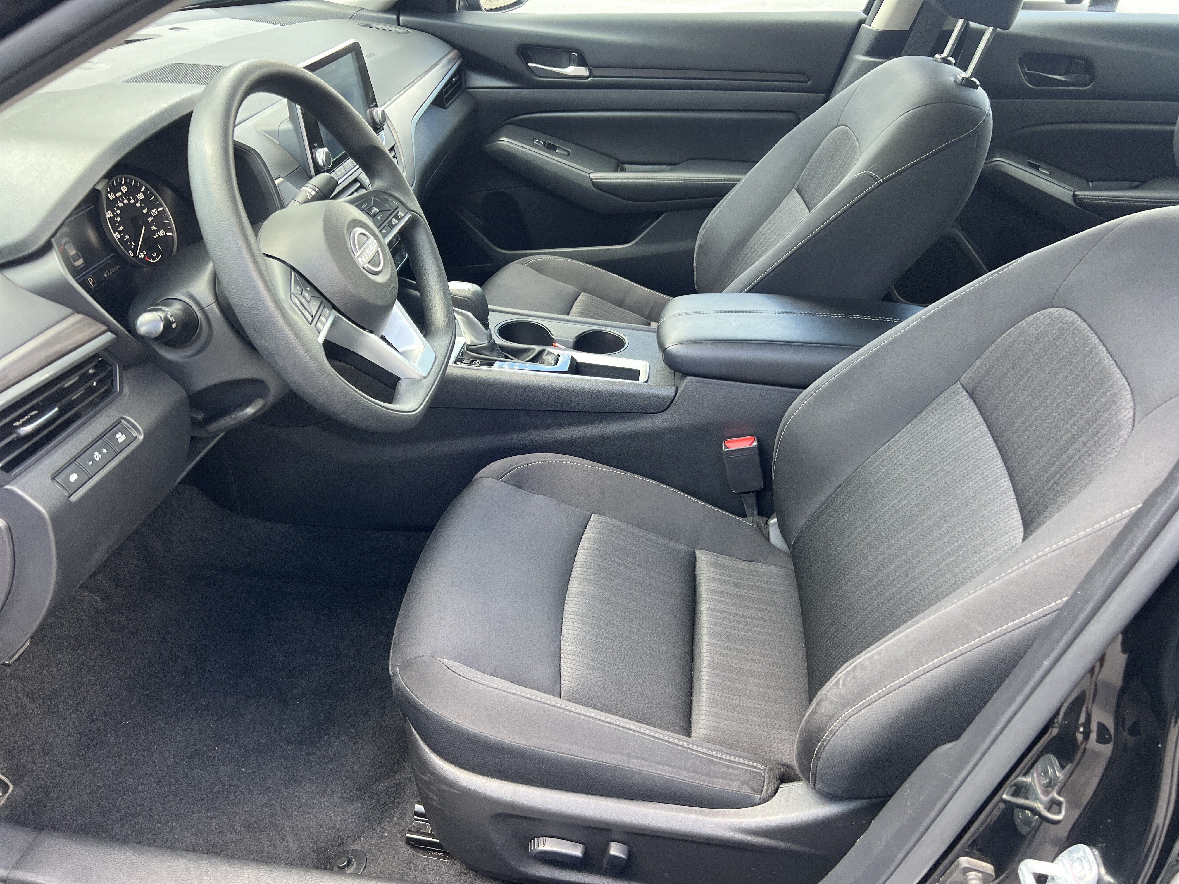 Used 2025 Nissan Altima 2.5 SV FWD image 11