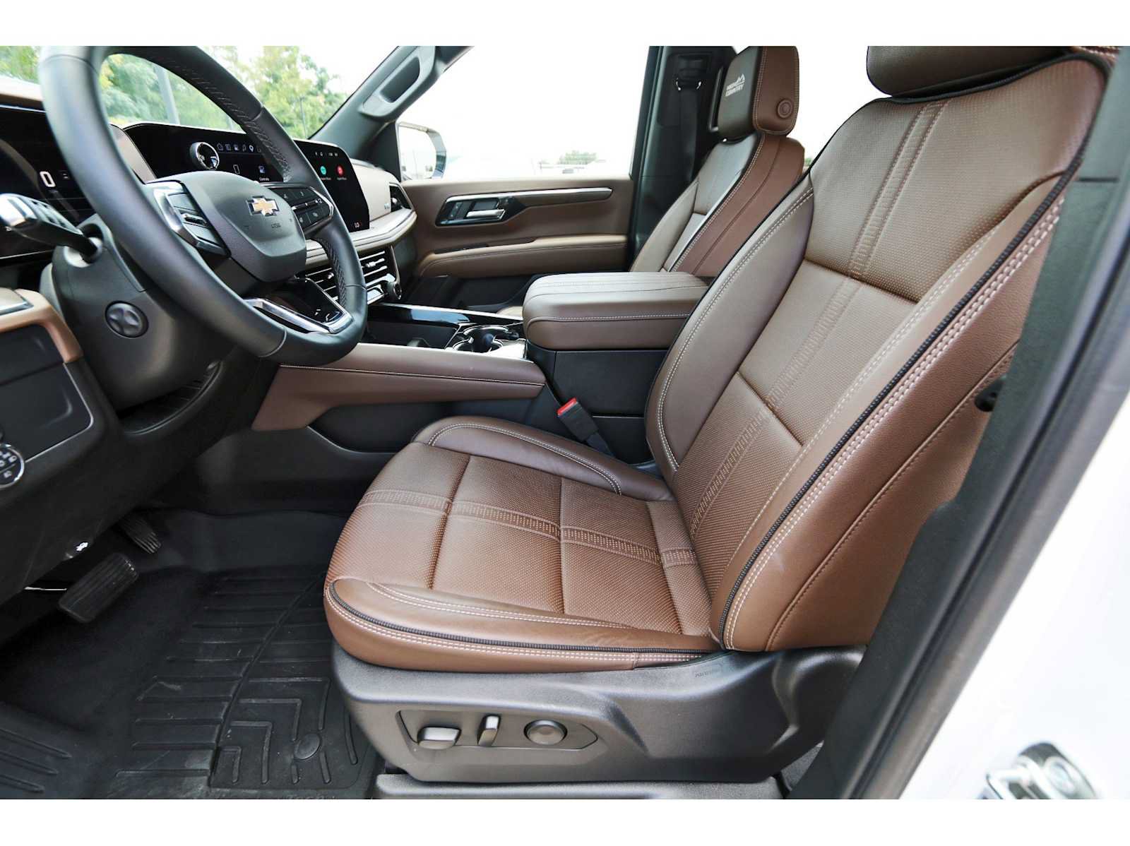 Used 2025 Chevrolet Tahoe High Country AWD/4WD image 12