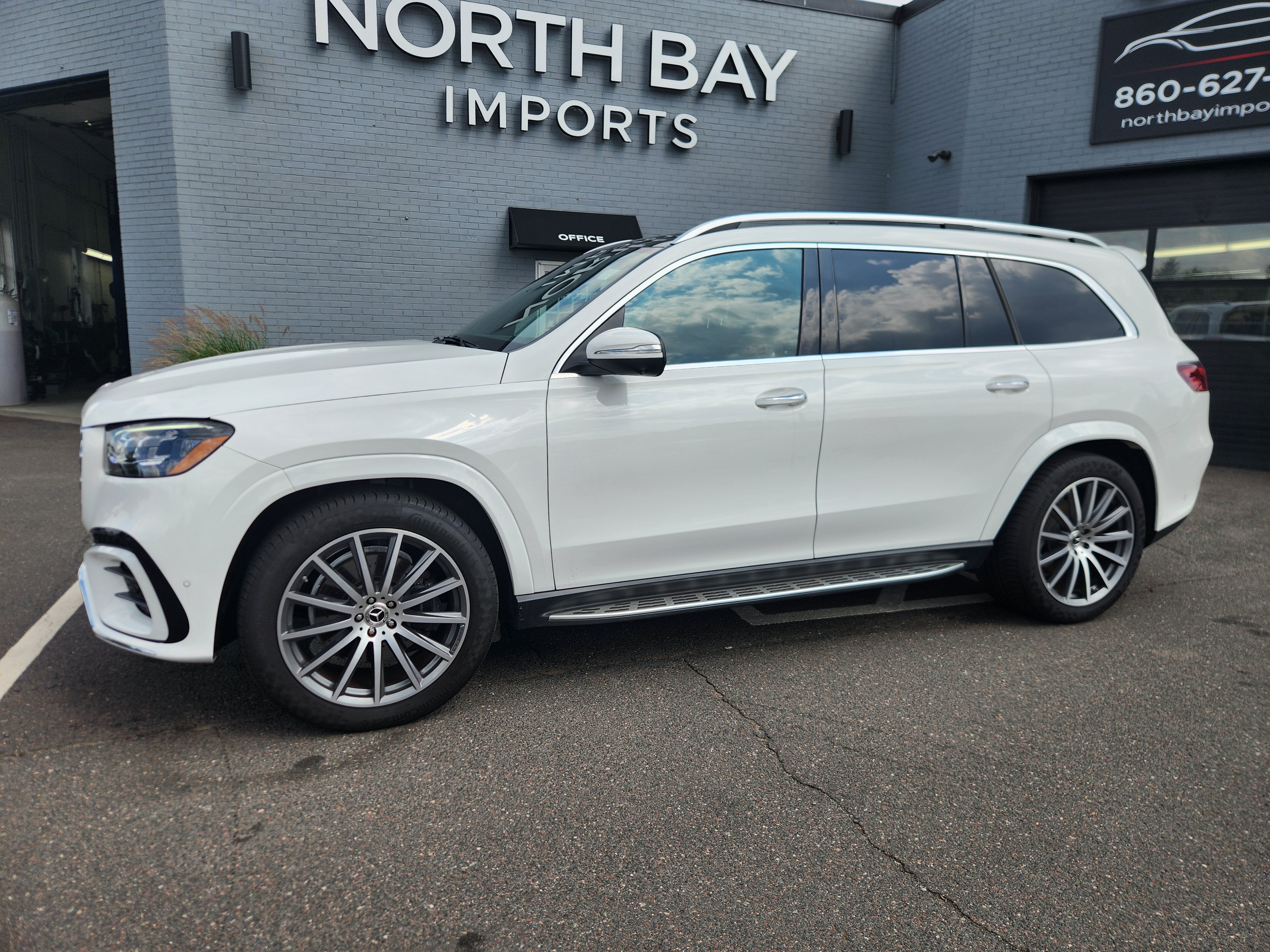 Used 2024 Mercedes-Benz GLS 450 4MATIC w/ AMG Line Exterior image 4