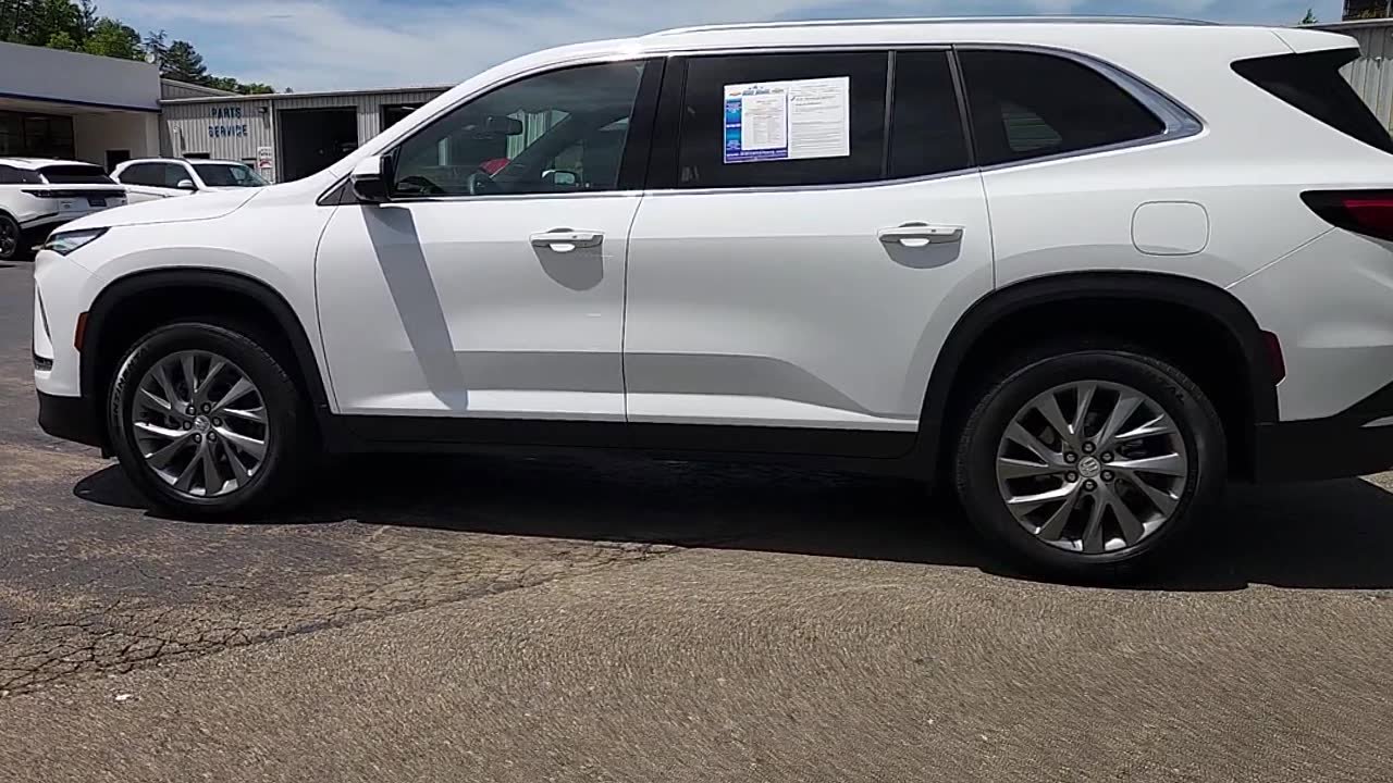Used 2025 Buick Enclave Preferred FWD image 4