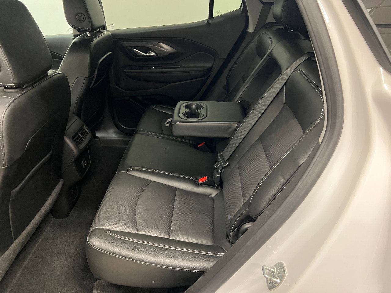 Used 2024 GMC Terrain SLT image 30