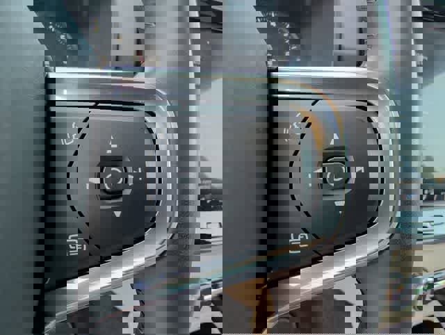 Used 2021 Volvo XC40 T5 Momentum w/ Protection Package Premier image 24