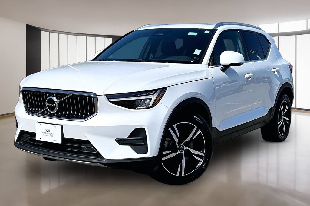Used 2025 Volvo XC40 B5 Core