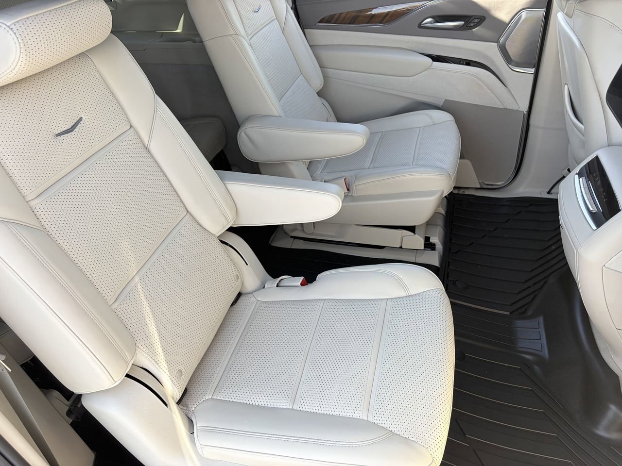 Certified 2024 Cadillac Escalade ESV Sport Platinum w/ LPO, ONYX Package image 13