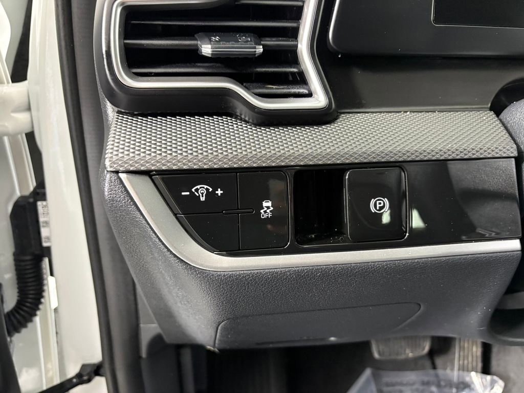 Used 2025 Kia Sportage LX image 15