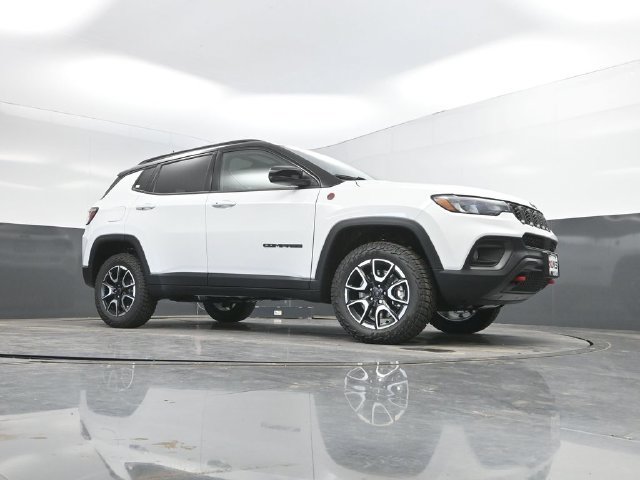 New 2026 Jeep Compass Trailhawk w/ Sun, Sound & Navigation Group AWD/4WD image 40