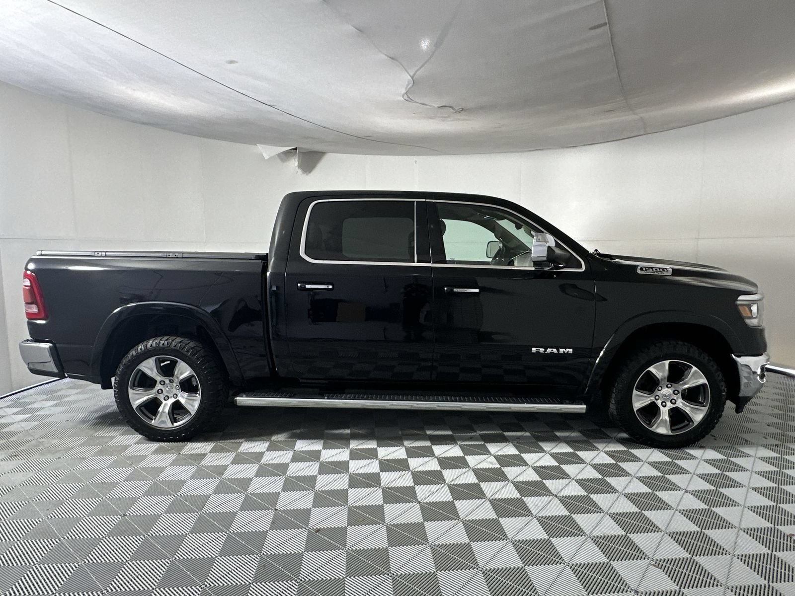 Used 2019 RAM 1500 Laramie AWD/4WD image 9