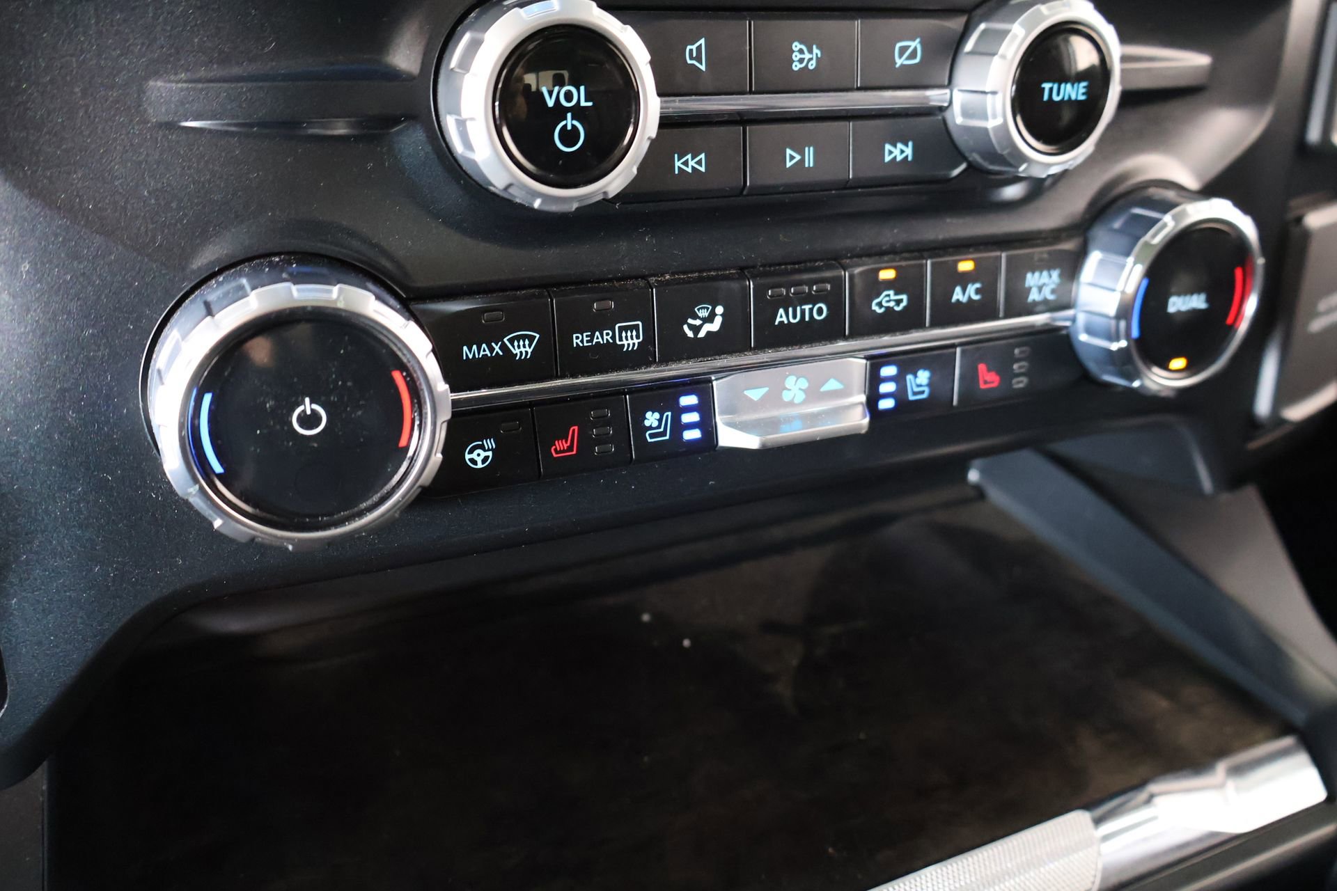 Used 2023 Ford F350 Lariat w/ Lariat Ultimate Package AWD/4WD image 8