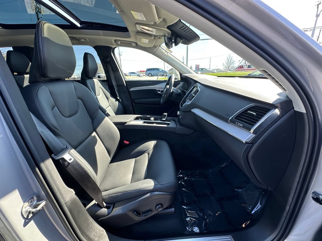 Used 2025 Volvo XC90 B5 Core AWD/4WD image 29