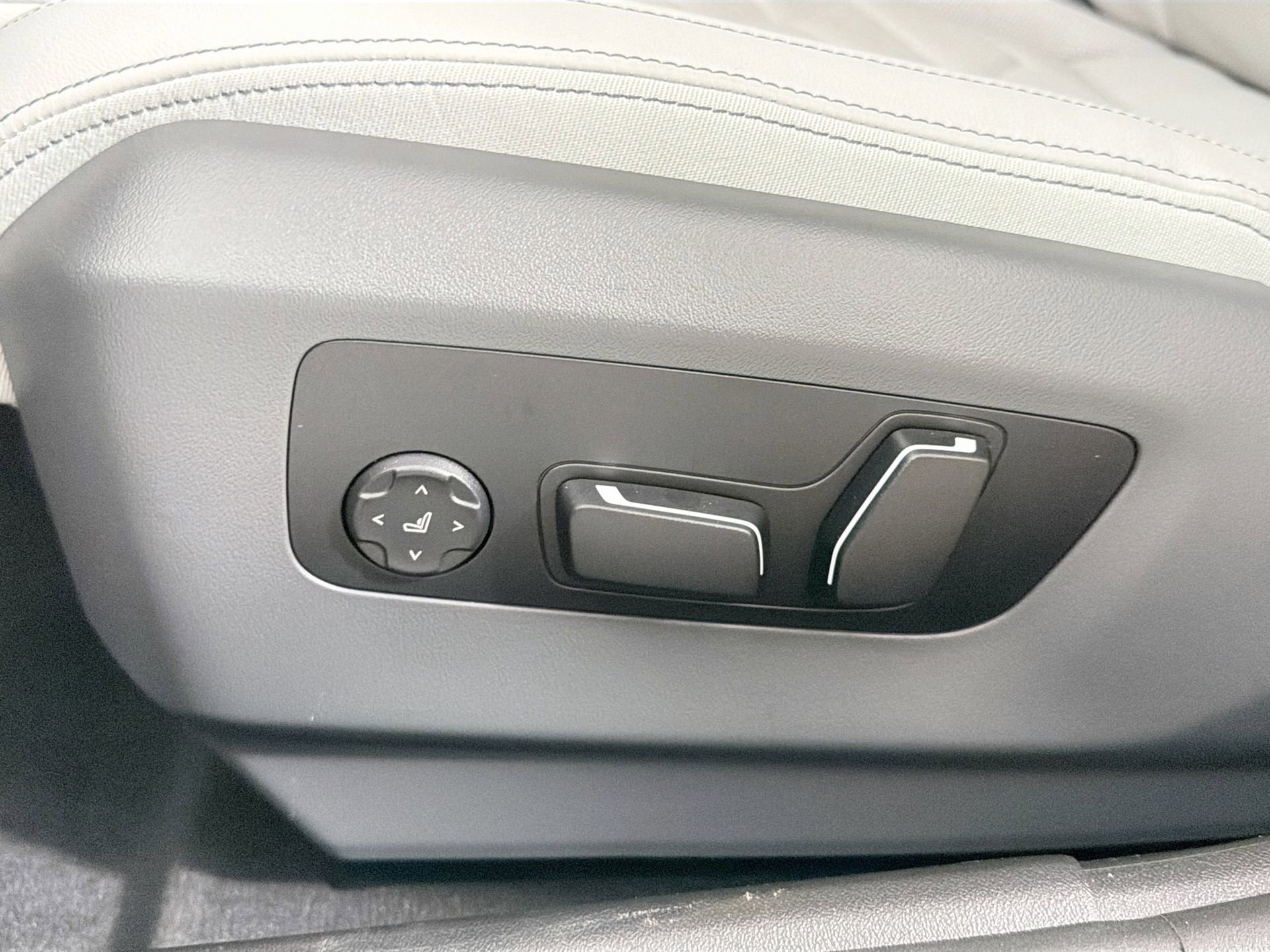 New 2026 BMW 550e xDrive image 19