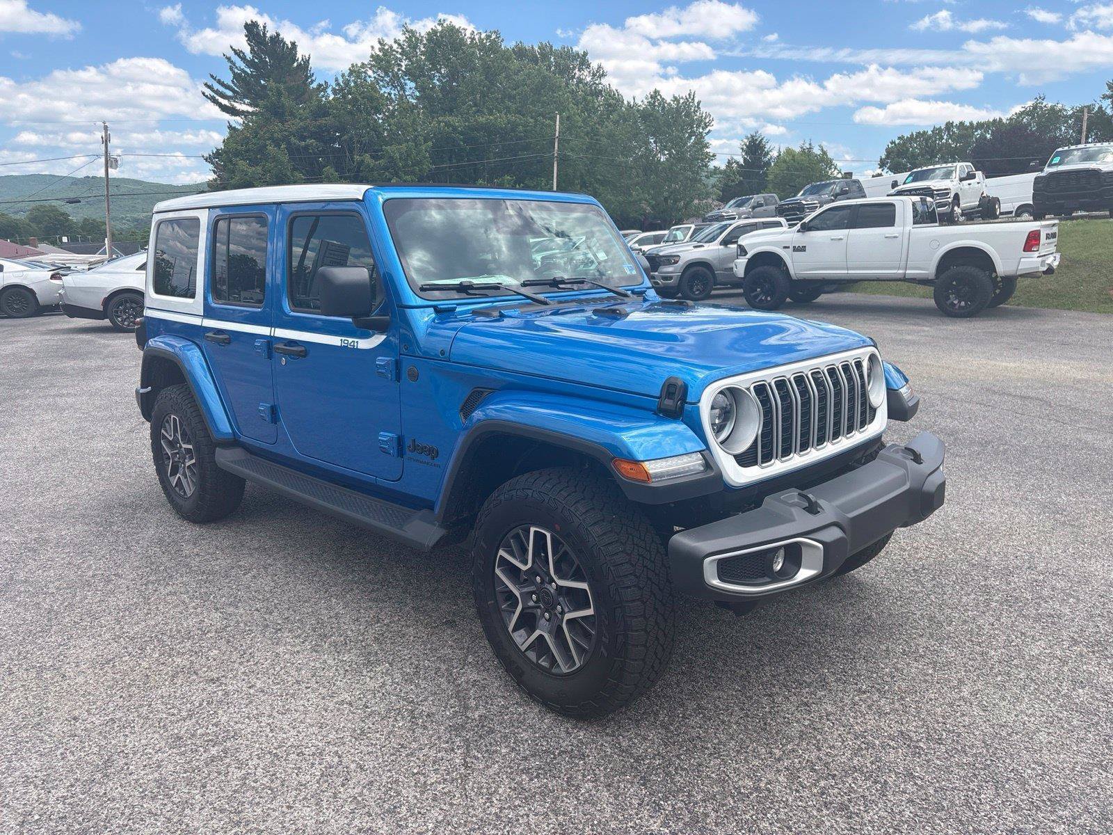 New 2026 Jeep Wrangler Unlimited Sahara w/ Whitecap Package AWD/4WD image 8