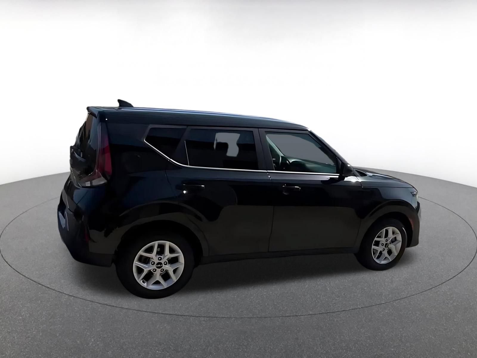 Used 2025 Kia Soul LX w/ LX Technology Package FWD image 12