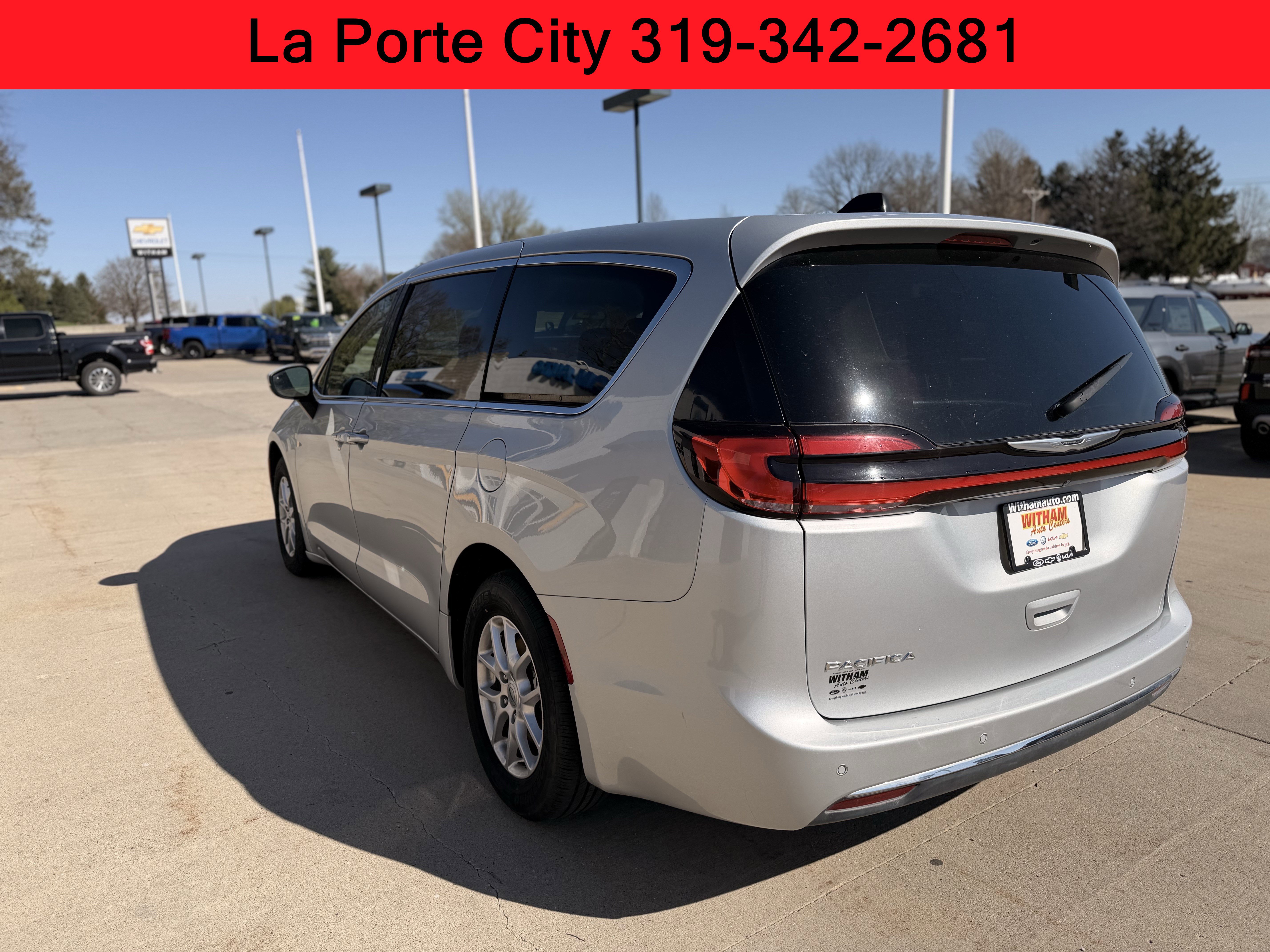 Used 2023 Chrysler Pacifica Touring-L FWD image 5