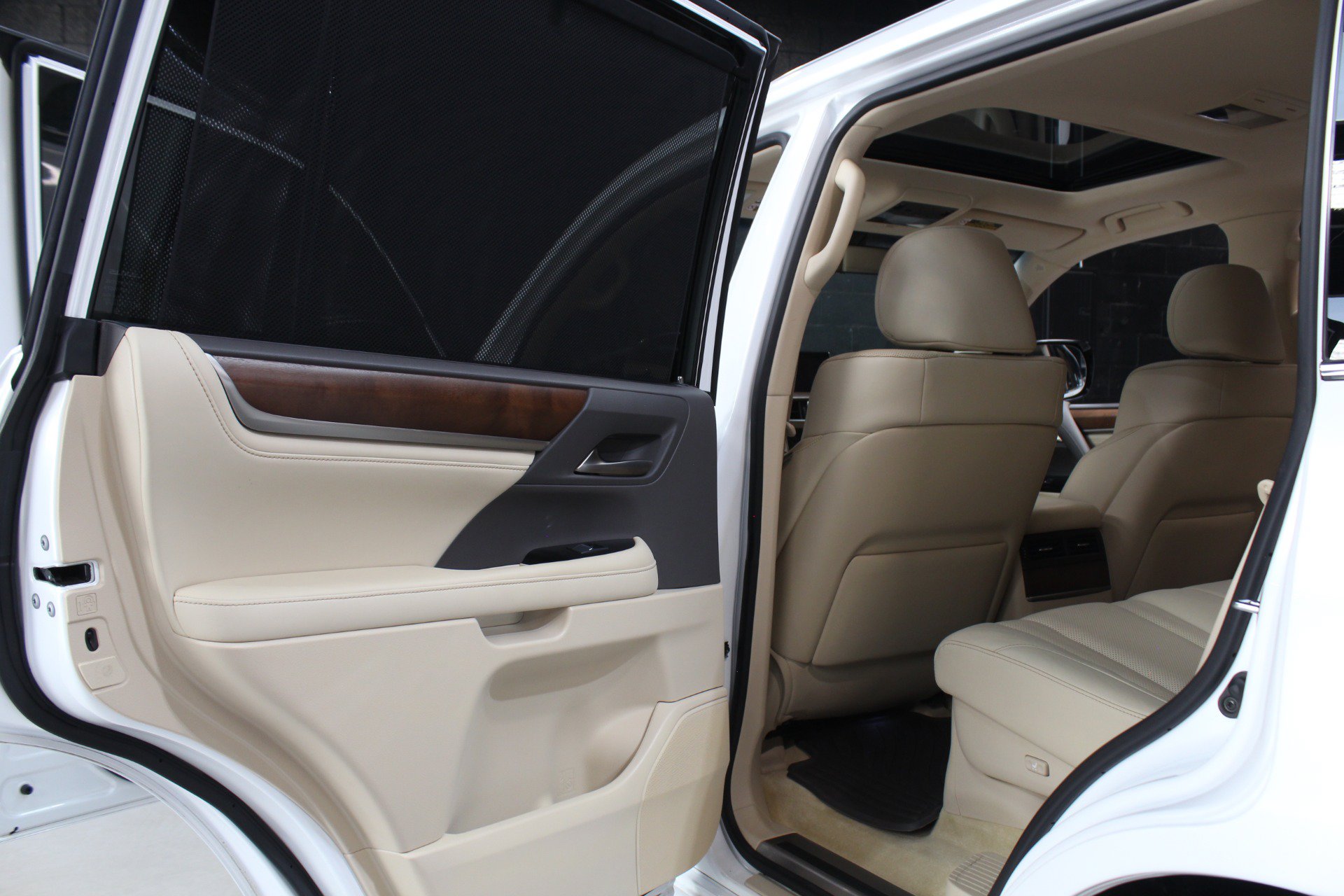 Used 2021 Lexus LX 570 4WD w/ Luxury Package image 39