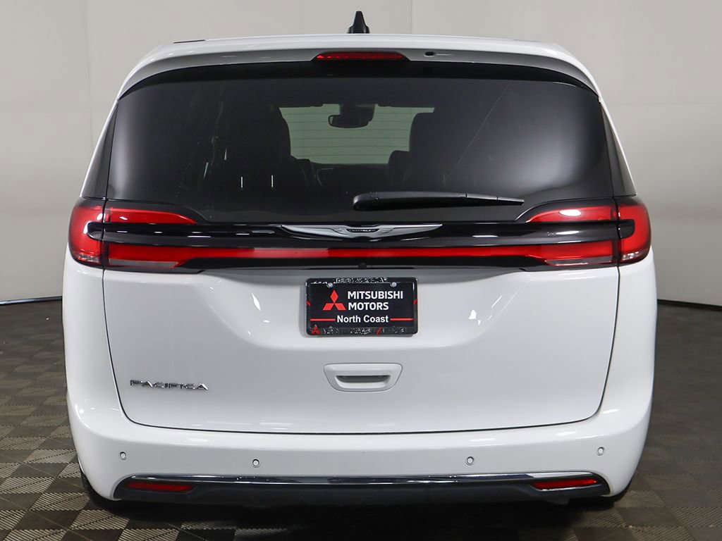 Used 2025 Chrysler Pacifica Select FWD image 13