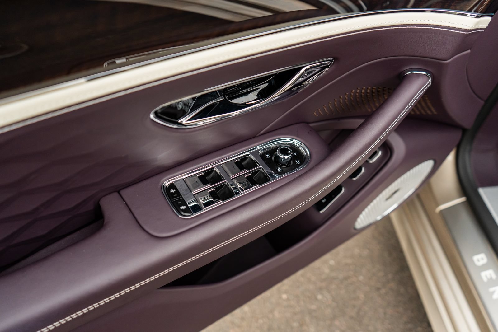 Certified 2025 Bentley Flying Spur Plug-In Hybrid AWD/4WD image 25