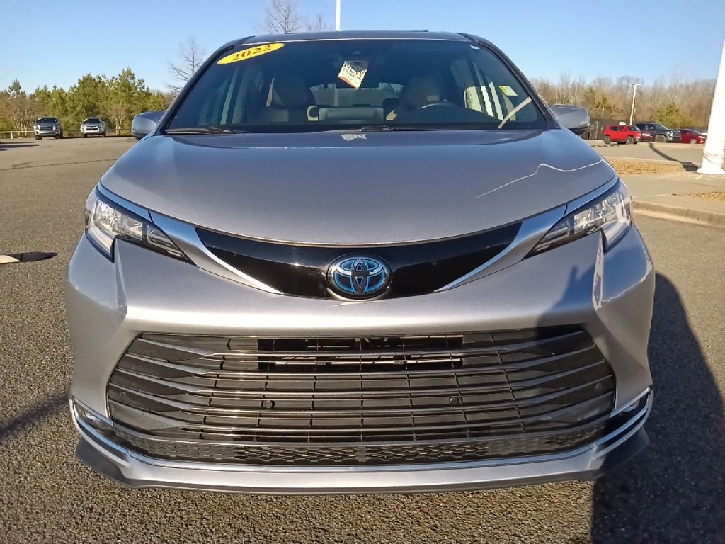 Used 2022 Toyota Sienna Limited image 8