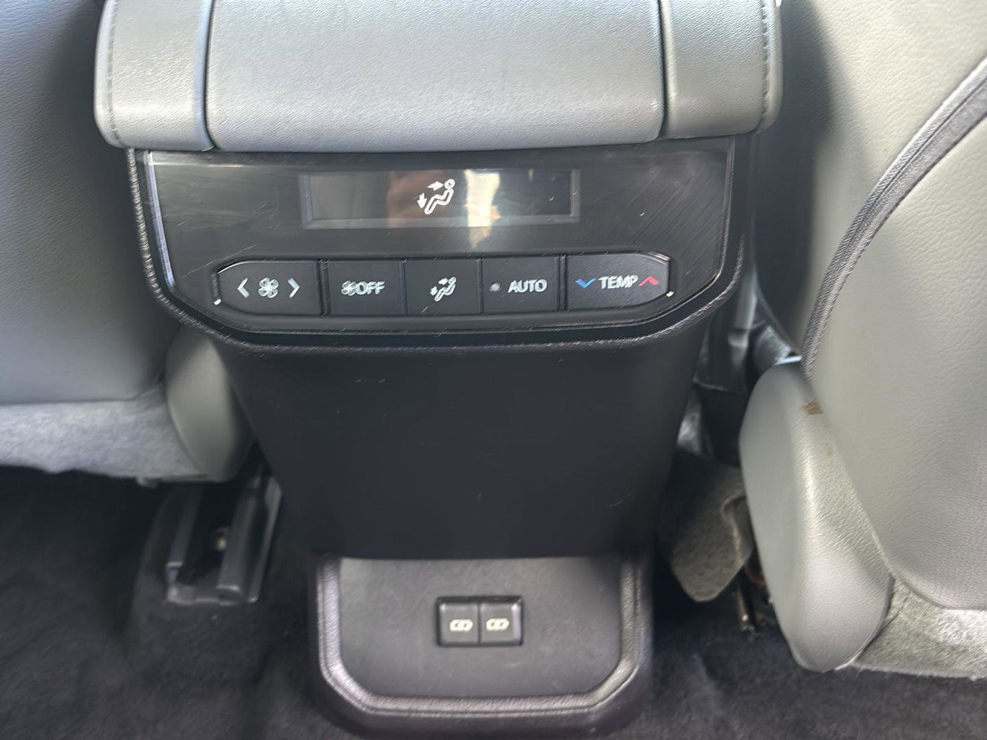 Used 2022 Toyota Highlander XLE AWD/4WD image 12