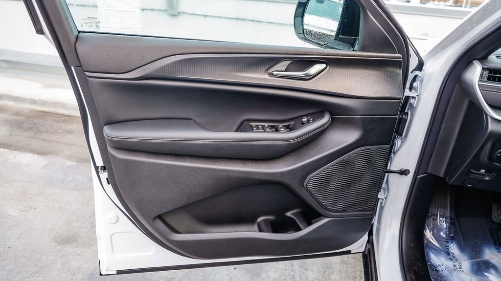 New 2025 Jeep Grand Cherokee Altitude image 21